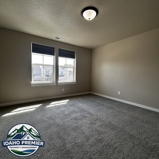 Building Photo - 2052 E Sharptail St