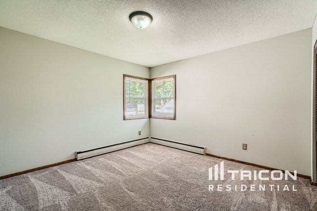 Building Photo - 619 3rd Ave E