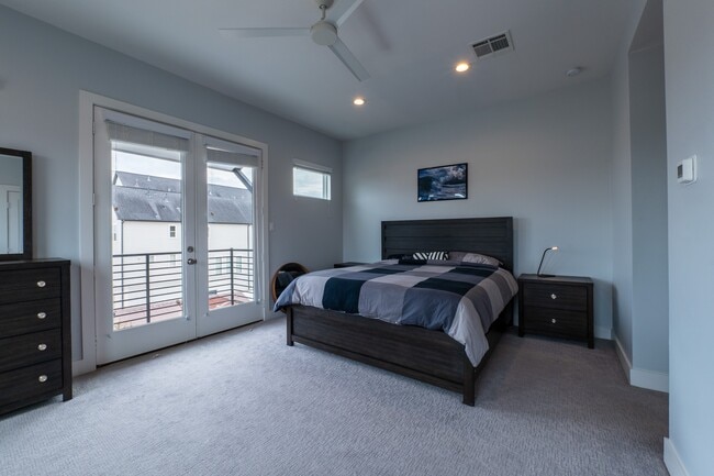 Building Photo - 1318 Reinerman St