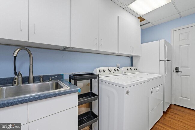 Building Photo - 6251 Lakeview Dr