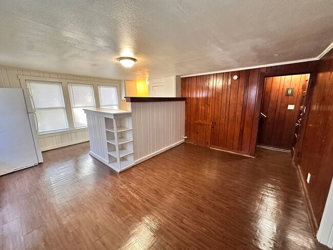 Building Photo - COZY 2-Bed GARAGE APARTMENT w/ FENCED YARD...