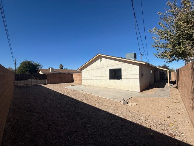 Building Photo - 3 Bedroom 2 Bathroom Home