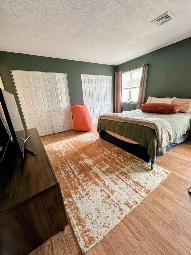 Building Photo - 2 Bed 1.5 Bath Condo