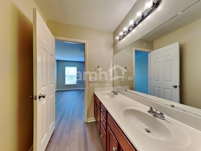 Building Photo - 1100 Briar Rose Ln