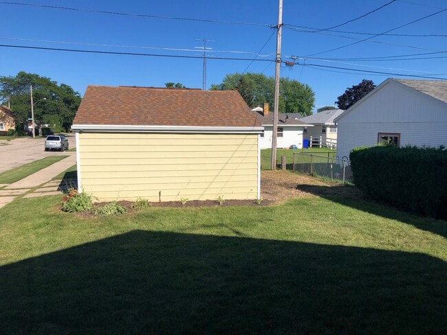 Building Photo - Charming 3-Bedroom Home Near Kenosha Dream Park