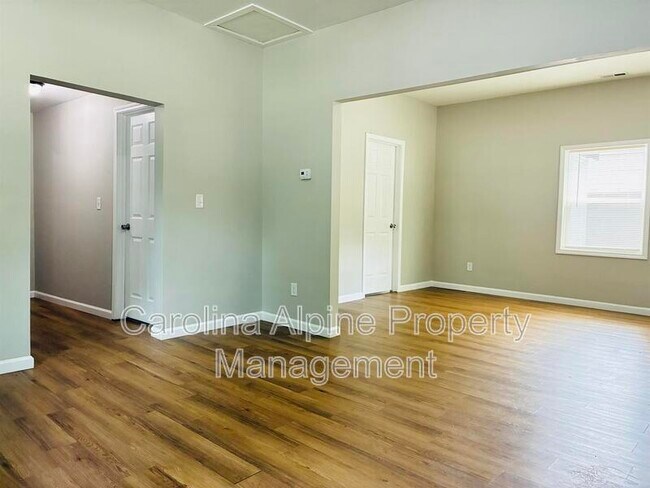 Building Photo - 611 S Mountain St