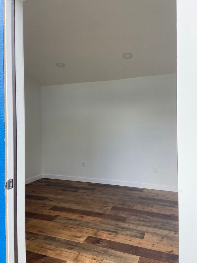 Building Photo - Charming 3 Bedroom, 1 Bath Home in Portland offering Comfortable Living with Central AC!