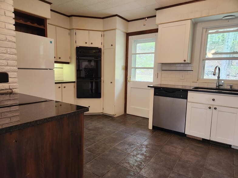 Building Photo - 44 Lakeside Dr