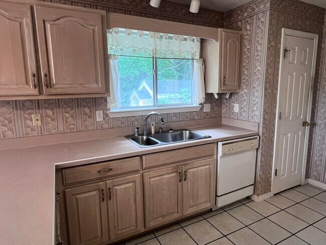 Building Photo - 395 Lake Holley Cir