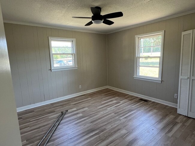 Building Photo - Spacious 4-Bed, 2-Bath Country Home - 1 Acre of Privacy