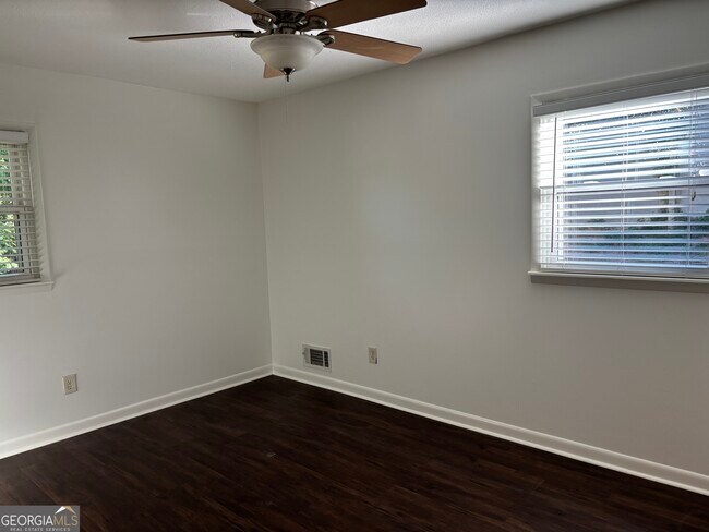 Building Photo - 126 Azalea Dr