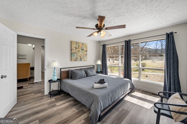 Building Photo - 1954 Woodbine Terrace NE