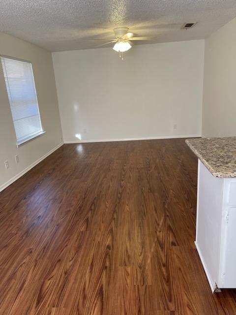 Building Photo - MOVE-IN READY ON 10/3/2025. Single level, ...
