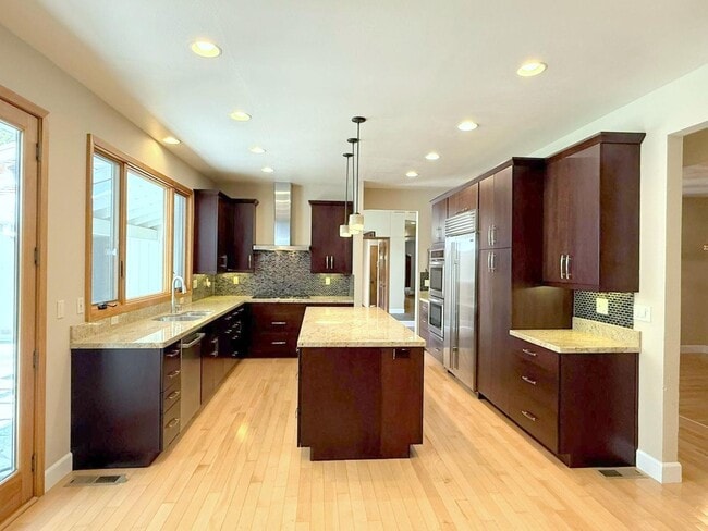 Building Photo - Sprawling ranch home located in highly des...