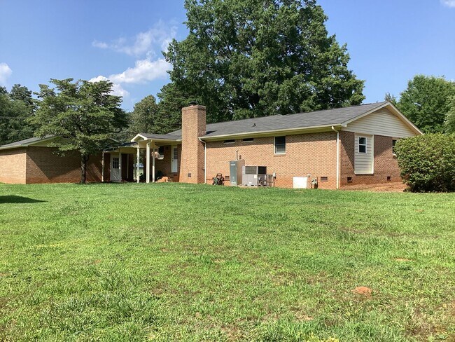 Building Photo - Lovely 3-Bedroom, 2-Bathroom Ranch