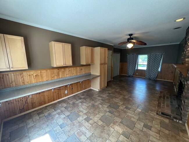 Building Photo - Spacious 3 Bedroom Ranch