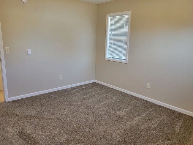 Building Photo - 1 Bedroom Triplex Unit