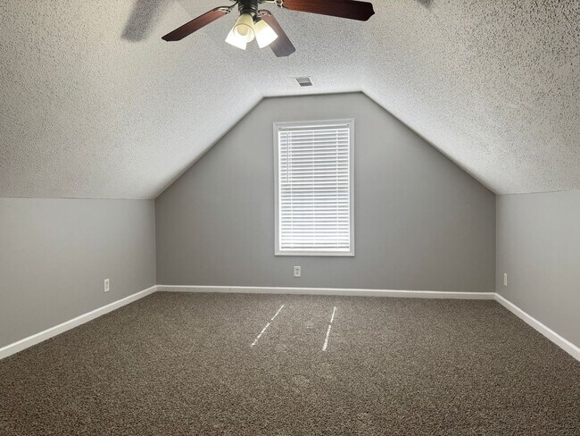 Building Photo - Almost 2000 sq.ft! Super Nice & Clean! 3 B...