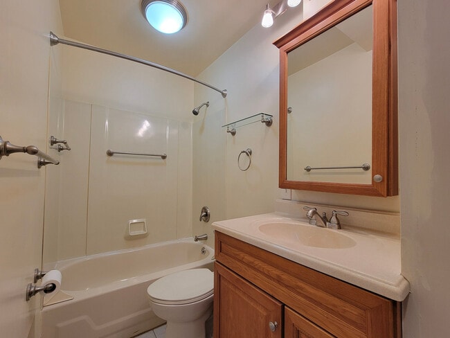 Building Photo - 271 W Main St