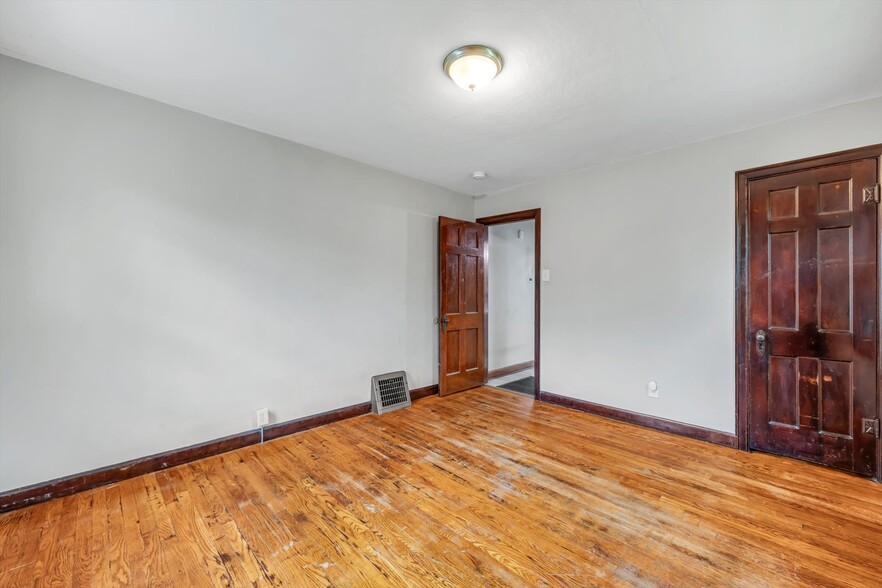 Building Photo - 7120 Roslyn Dr