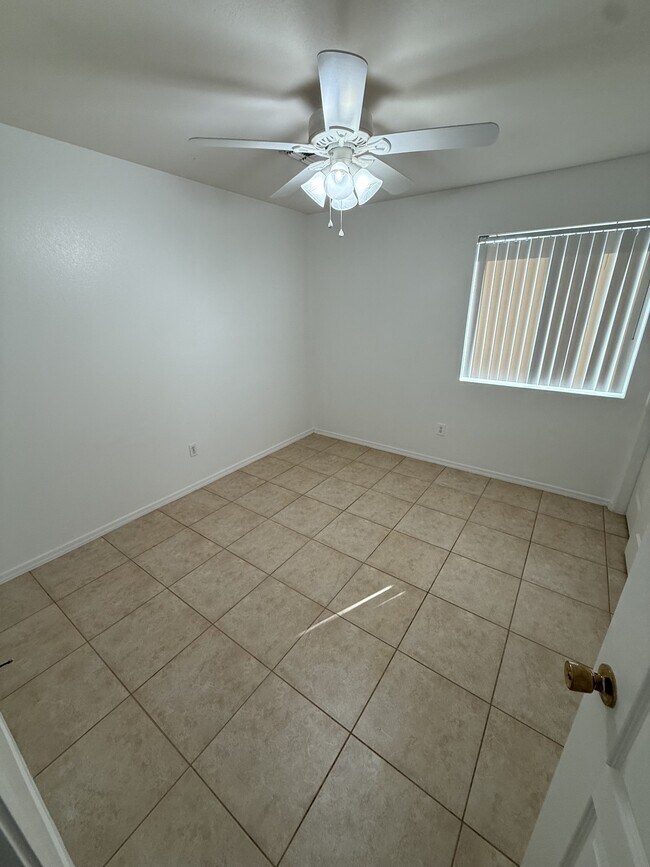 Building Photo - 4942 S Rinaldi Dr