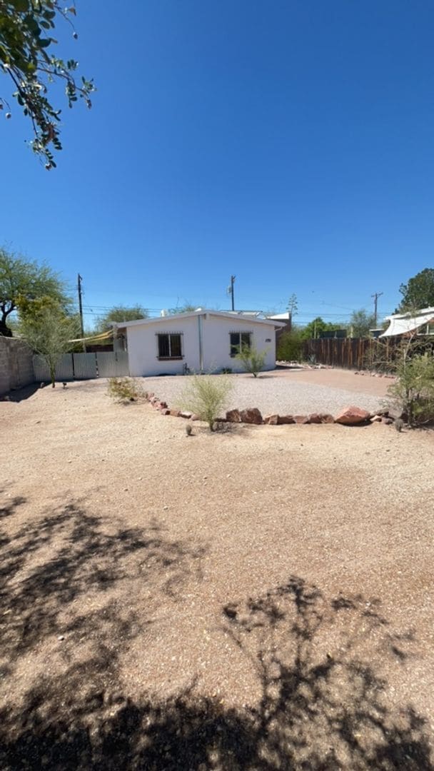 Building Photo - Close to University of Arizona