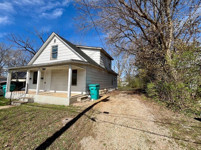 Building Photo - 17-17A E Washington St