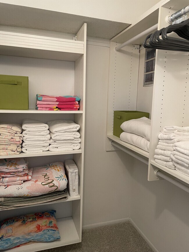 Building Photo - 4750 Cove Cir