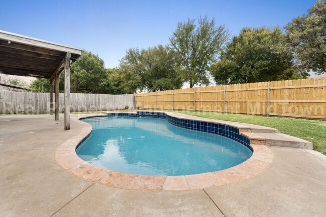 Building Photo - 1014 Mazourka Dr