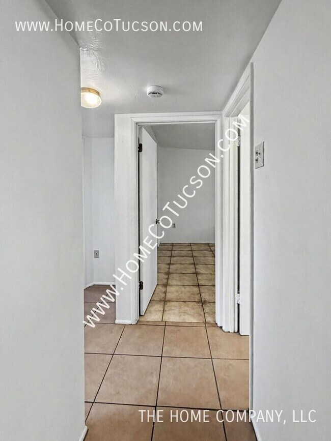 Building Photo - 4938 S Highland Dr