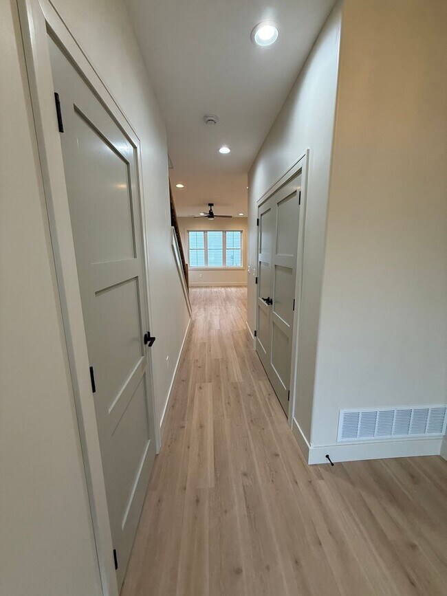 Building Photo - 6711-6715 New Town Ave.