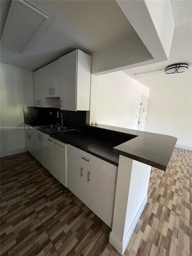 Building Photo - 10357 N Kendall Dr