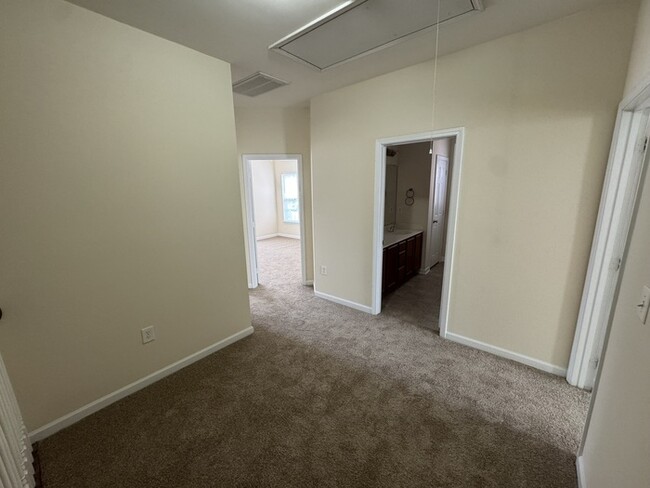 Building Photo - Beautiful 3 Bedroom in Cary Available NOW!