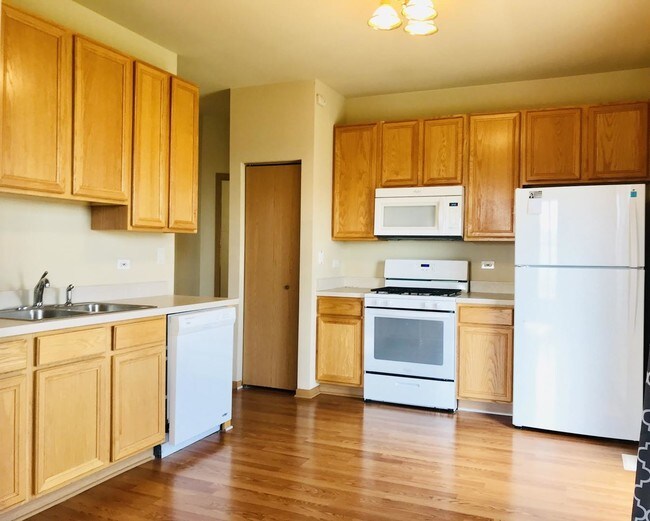 Building Photo - 1733 Fieldstone Dr N