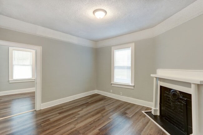 Building Photo - Newly Renovated 2BR/1BA Home In Downtown Savannah