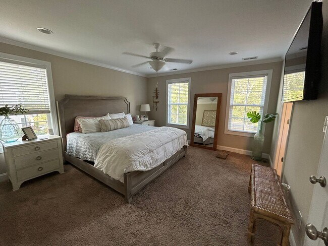 Building Photo - Enjoy private living in this beautiful 3 b...