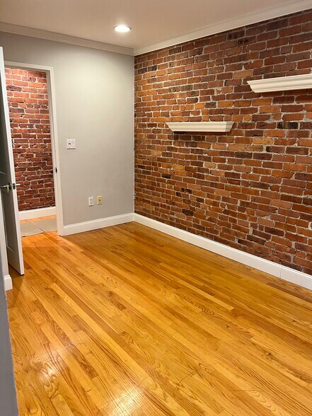 Building Photo - 95 Gainsborough St