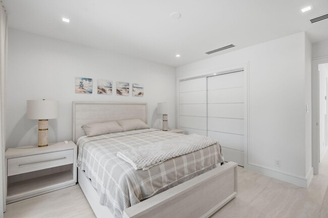 Building Photo - 1173 Hillsboro Mile Unit 22
