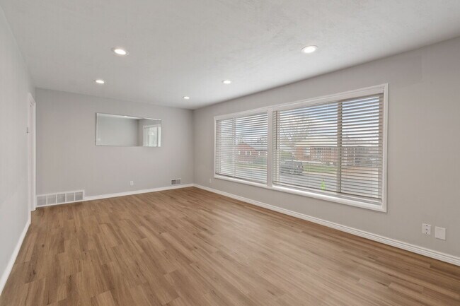 Building Photo - This charming, 4 bedroom 2 bath updated bungalow in the heart of Ogden for $2150 a month