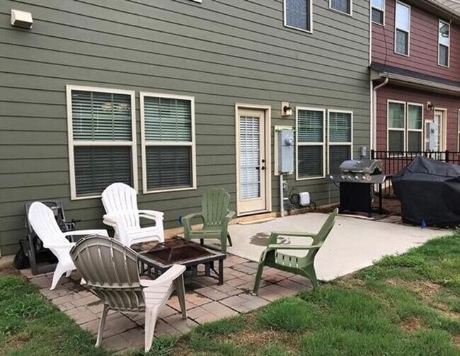 End Unit 3BD/2.5BA Townhome in Bryant Park! 1838 Fleetwood Dr