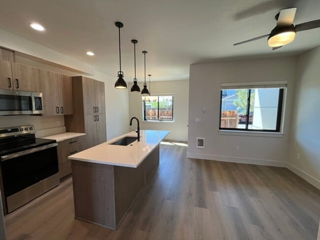 Building Photo - Gorgeous BRAND NEW Modern 2-bd/2-bath Condo in Redmond, OR!