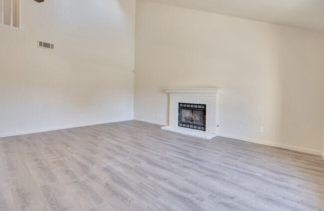 Building Photo - BEAUTIFUL 4 BEDROOM HOME WITH SWIMMING POOL!