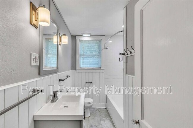 Building Photo - 815-A E 32nd St