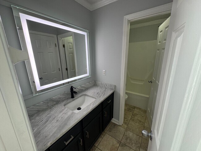 Building Photo - Stunning 3-Bedroom Home in Olive Branch - Spacious & Modern!