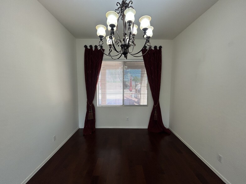 Building Photo - 9885 S La Rosa Dr