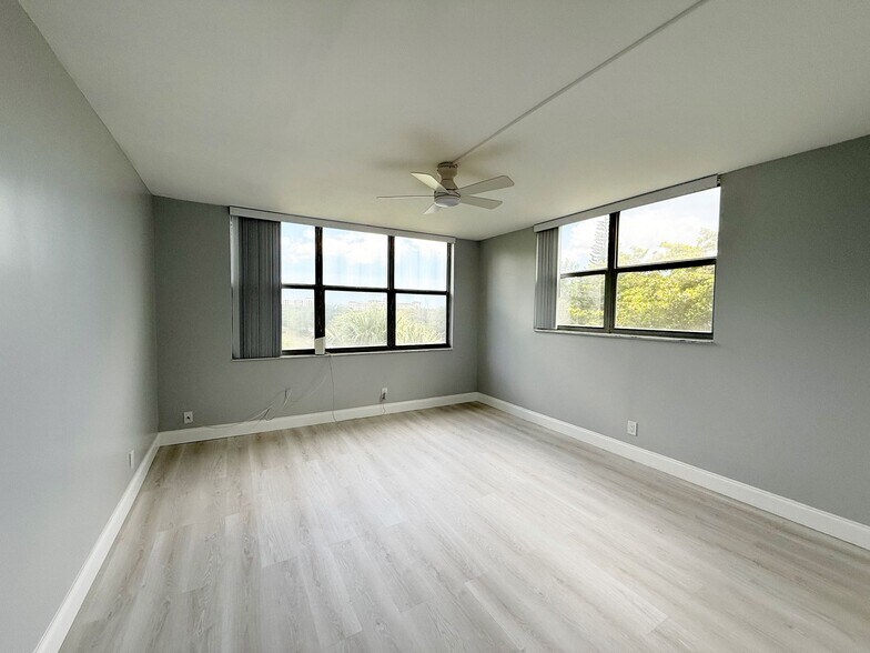 Building Photo - 3300 W Rolling Hills Cir