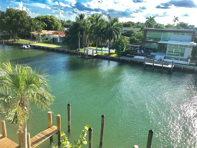 Primary Photo - 9940 W Bay Harbor Dr