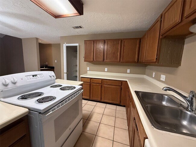 Building Photo - 13218 Avonshire Dr