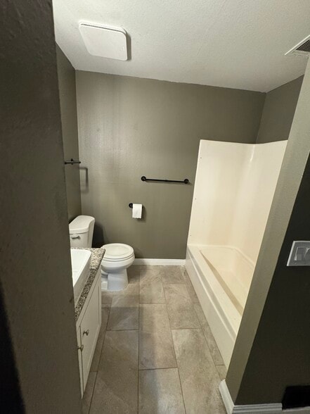 Building Photo - 5060 Village Dr