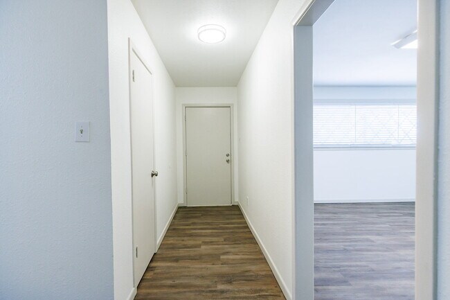Building Photo - Newly remodeled 3/2/2 in north Lubbock!  M...